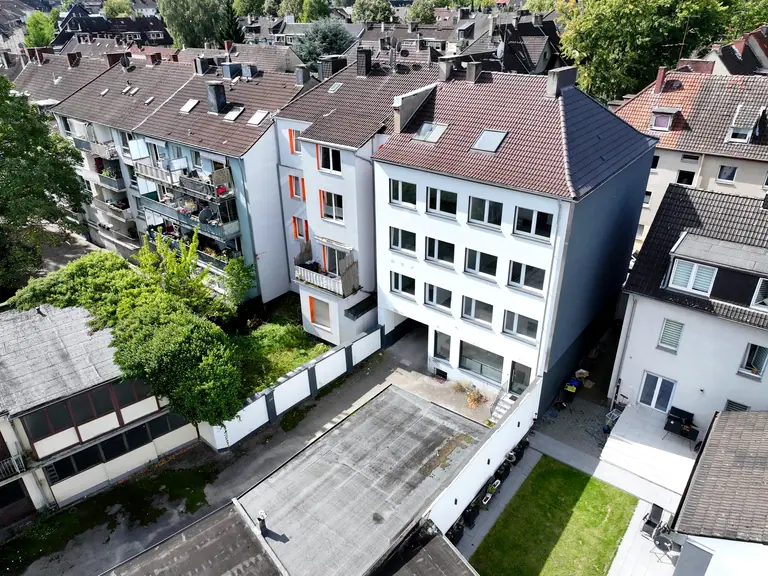 Hofseite der Siemensstraße 11 in Essen mit Garten und angrenzendem Werkstattgebäude