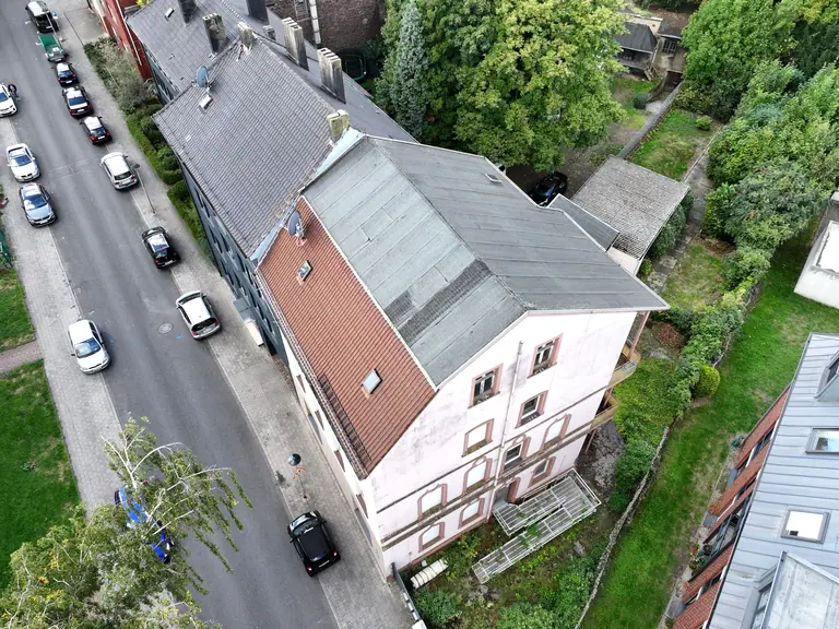 Luftaufnahme des unsanierten Wohn- und Geschäftshauses Pothmannsweg 26 mit Nachbarhäusern
