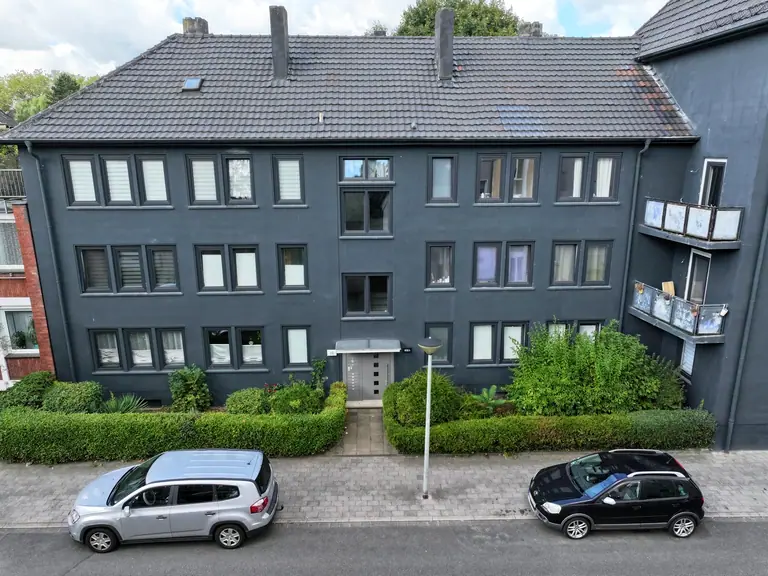 Pothmannsweg 20 und 22 in Oberhausen, modernisierte Mehrfamilienhäuser von der Straße mit parkenden Autos