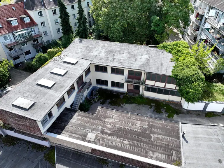 Luftaufnahme des zweigeschossigen Werkstatt- und Lagergebäudes im Hof der Siemensstraße 11 mit Flachdach