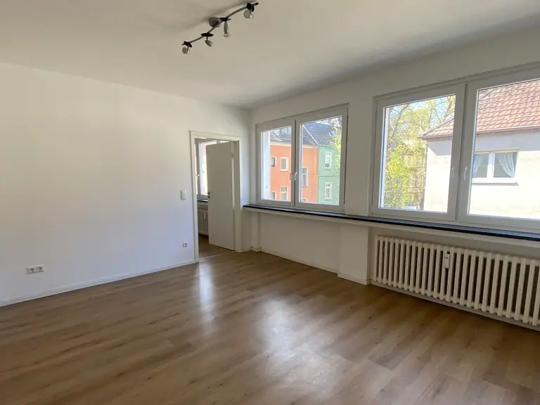 Sanierte Wohnung in der Siemensstraße 11 mit hellem Boden, neuen Fenstern und Schienenleuchten
